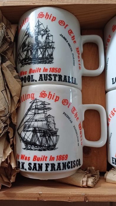 Coleção de 6 canecas incluindo caixa de madeira