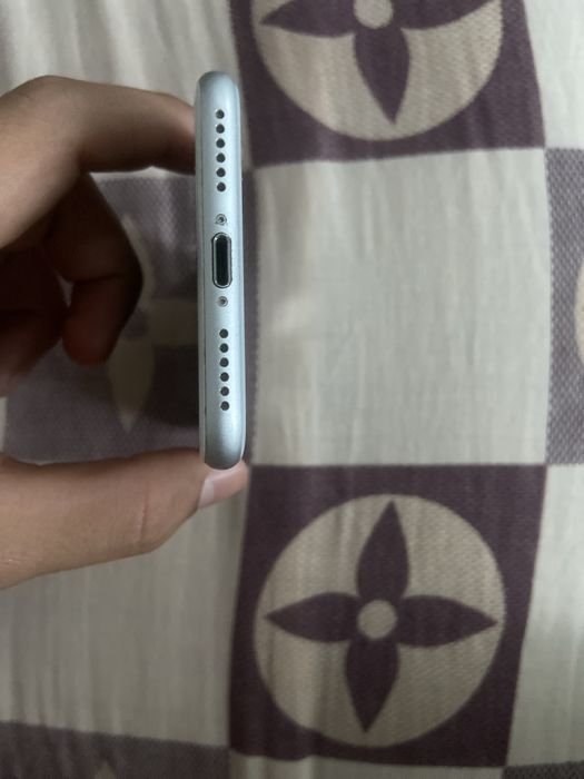 Продам айфон   8