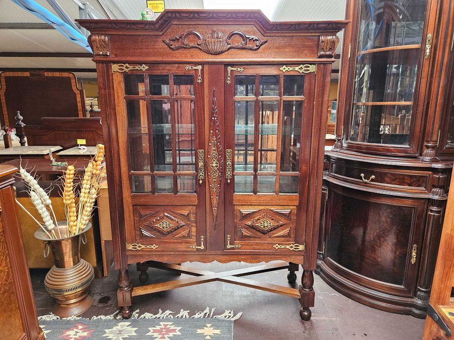 Excelente cristaleira em madeira maciça de estilo Holandês