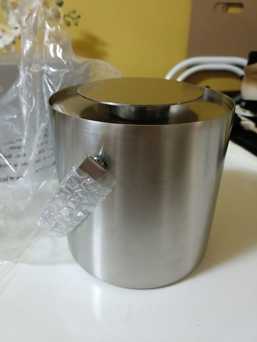 Balde Gelo - Aço inoxidável 
Novo

Medidas:
Altura 15cm
Diâmetro 15cm