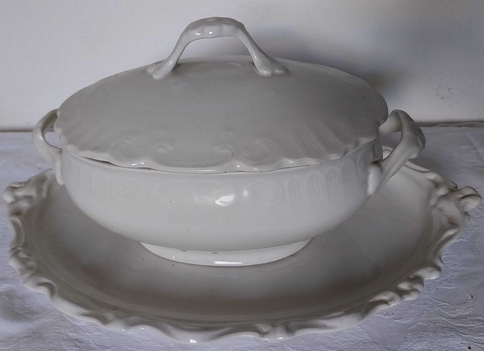 terrina da fábrica de louça Viana, com travessa