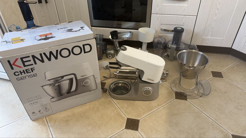Kenwood Chef Sense KVC5000T 1100W + насадки.
