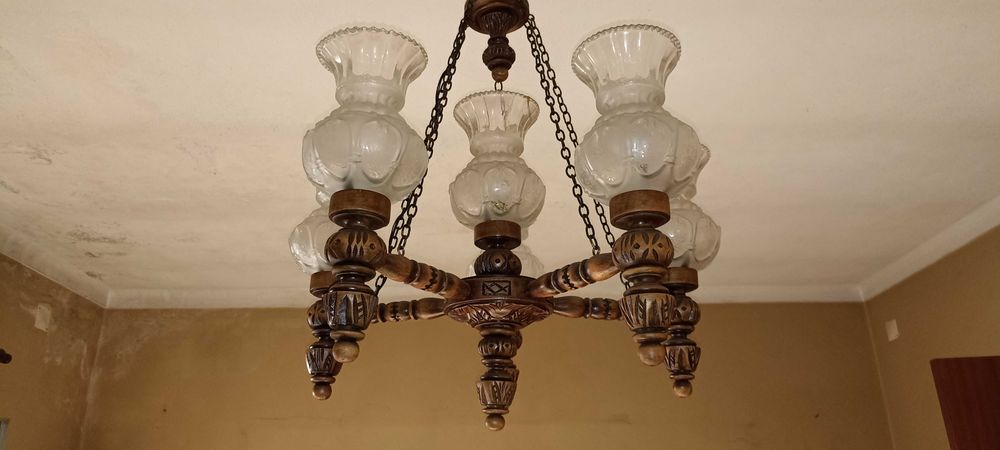 Candeeiro de teto antigo de madeira em bom estado