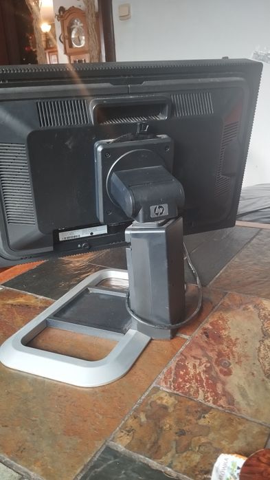 Monitor z regulowaną wysokością