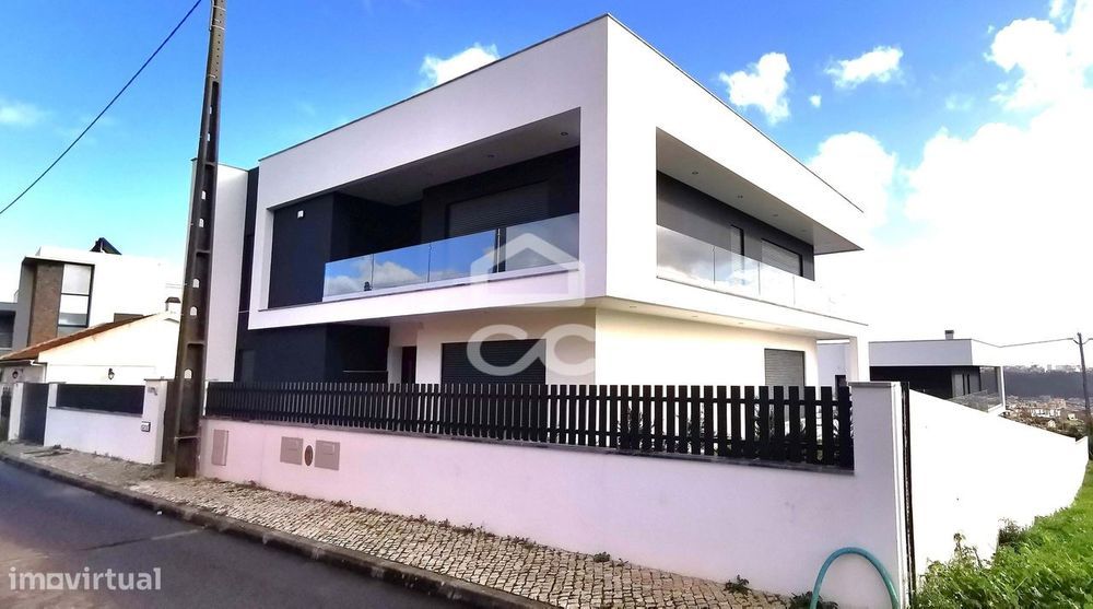 Moradia T5 - Bairro Paradela - Santo António Cavaleiros