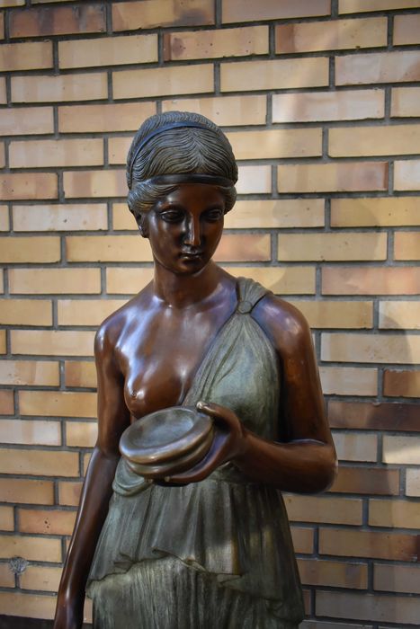 Antyczna figura z brązu Kobieta z dzbanem