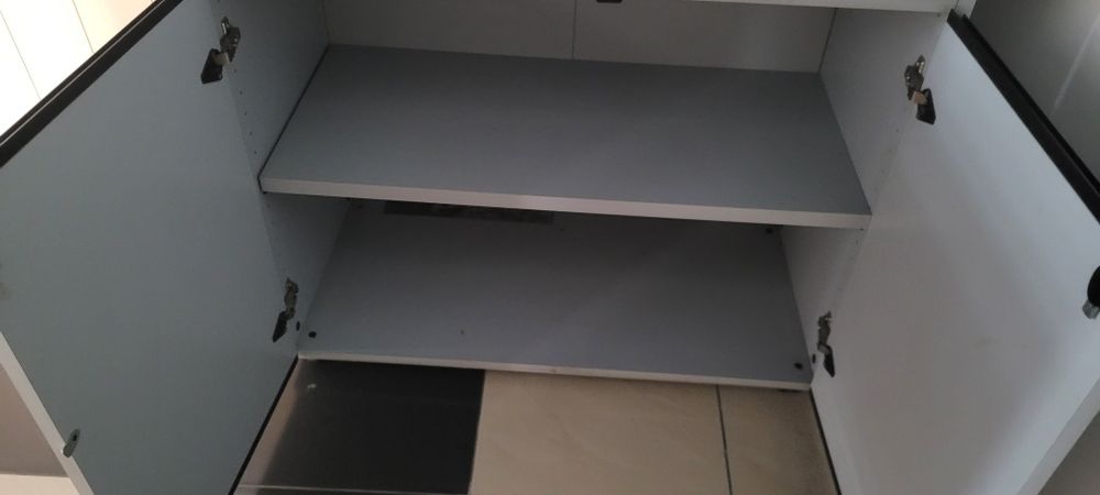 Офісна шафа з дверцятами