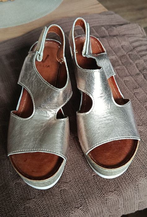 Sandały na koturnie