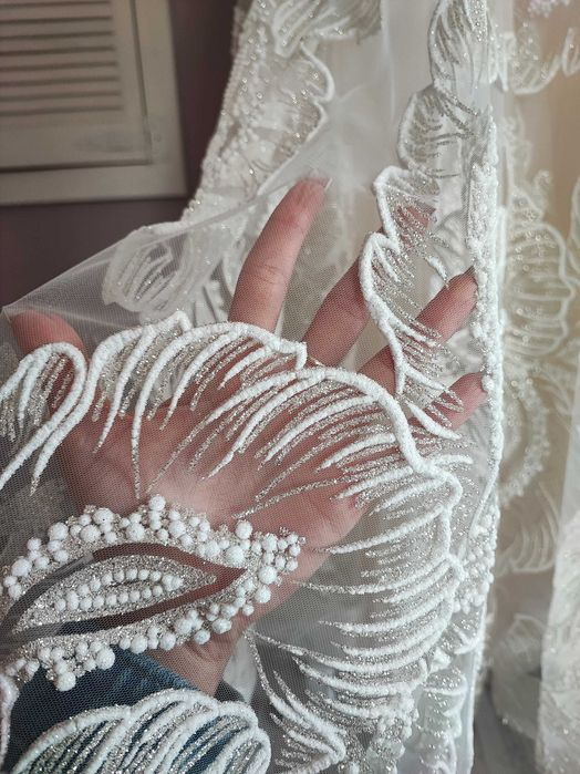 Piękna suknia ślubna ze zdobieniami