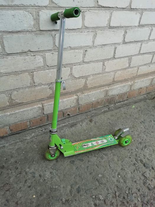 Продам детских самокат б/у