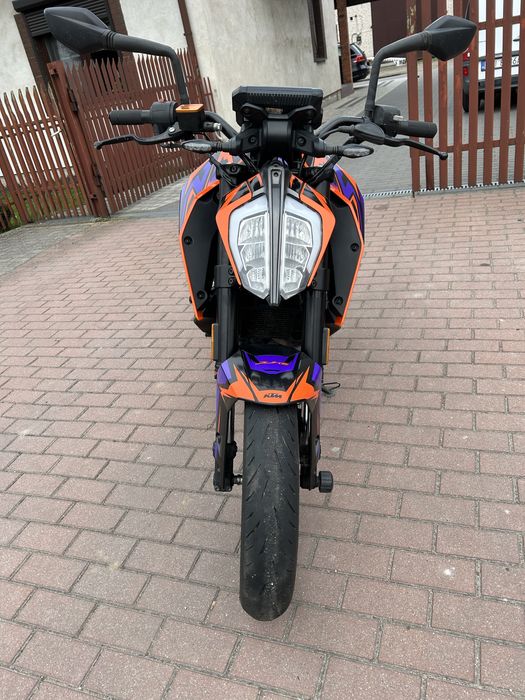 Ktm duke 125.