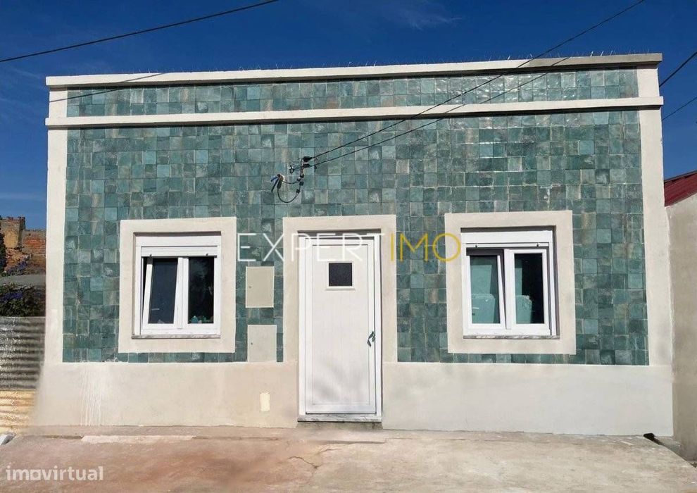 Moradia T2 com logradouro no Bairro Santos Nicolau