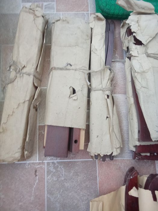 Новый стул,без сидушки.