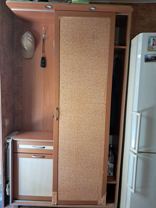Продаю передпокій !