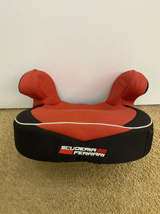 детское автокресло-бустер с брендингом Scuderia Ferrari
