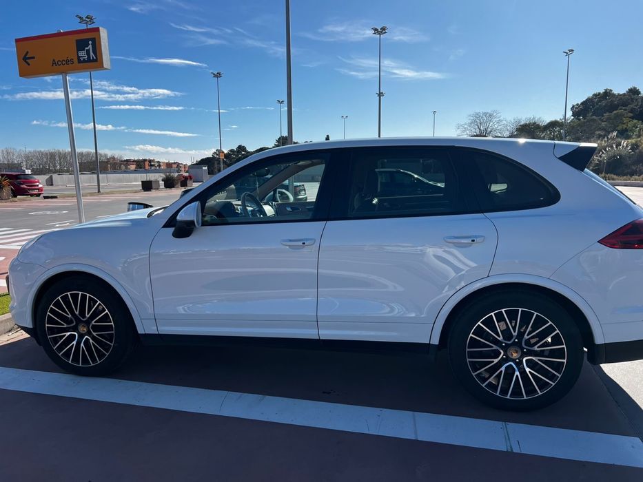 Продам  Porsche CAYENNE  2016 год