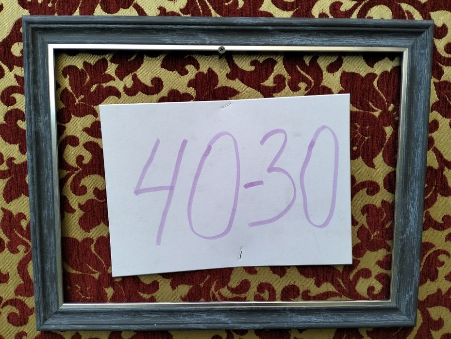 Рамки для картин. Очень много рамок.