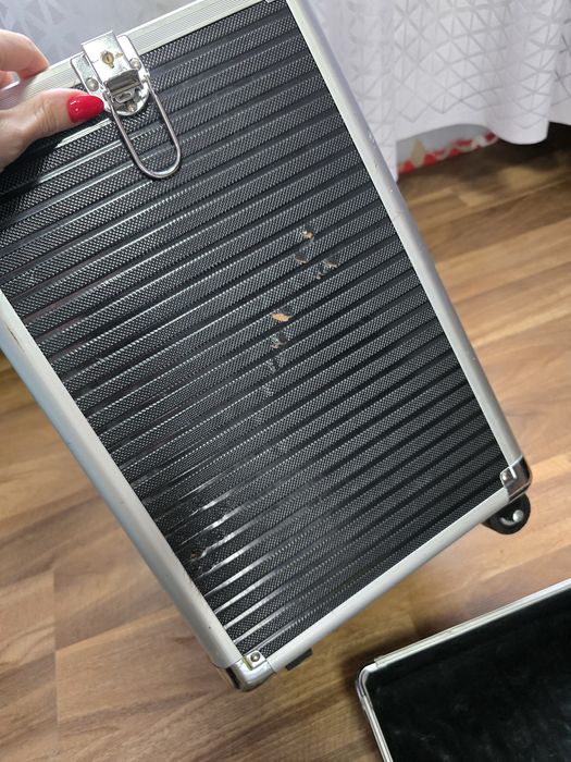 Walizka kosmetyczna ma kółkach