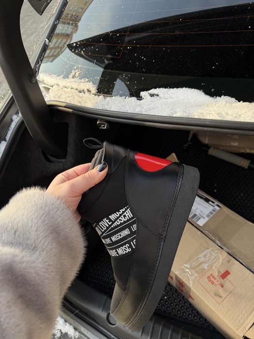 Мунбуты love moschino