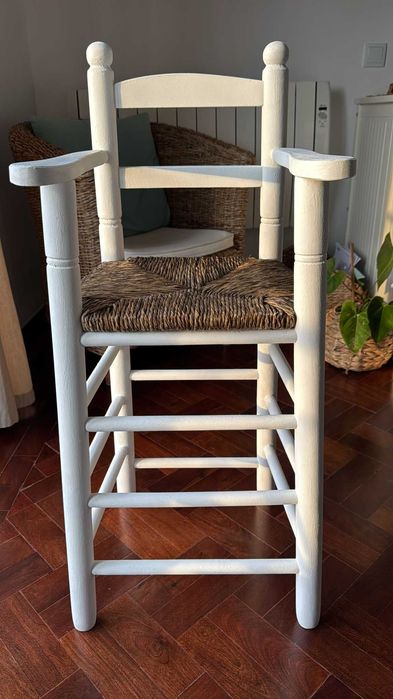 Cadeira alta para criança madeira maciça e assento de verga.