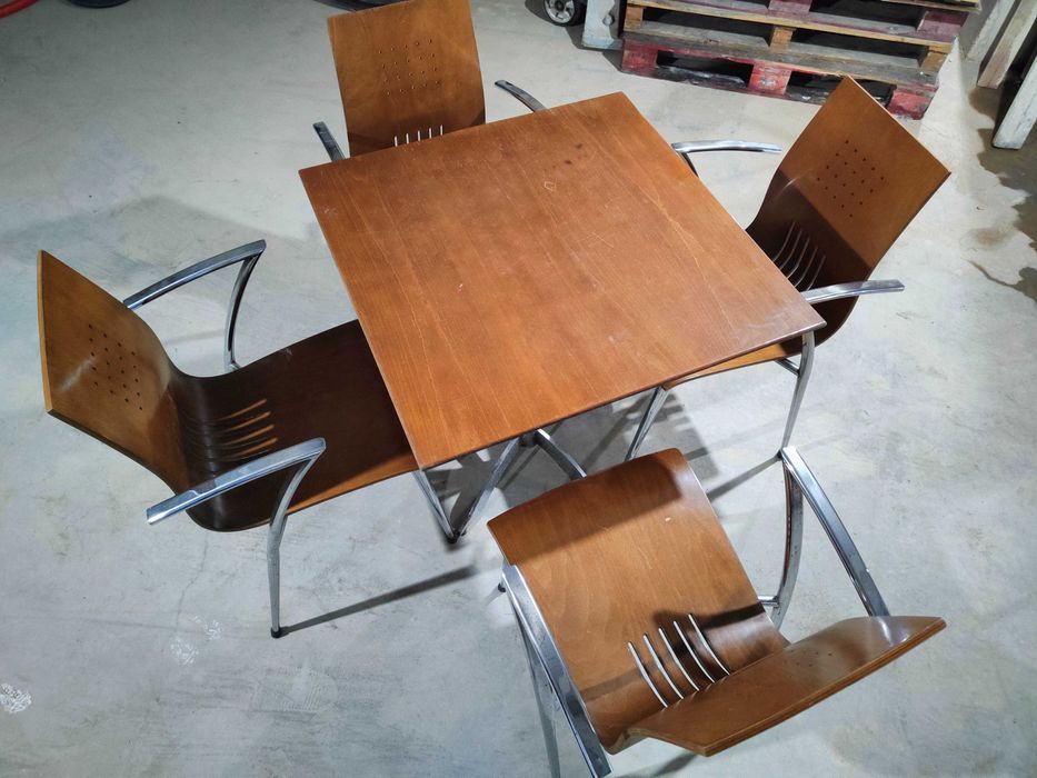 Mesa 4 cadeiras em razoável estado de conservação