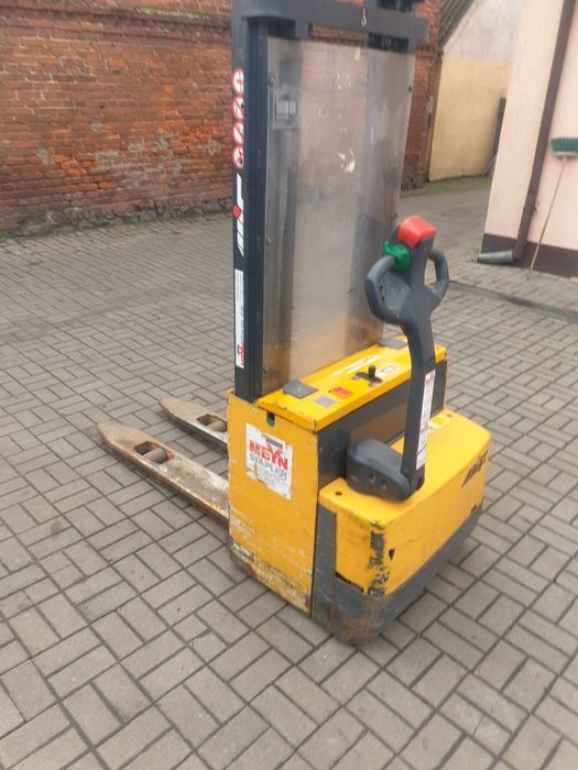 Wózek masztowy elektryczny