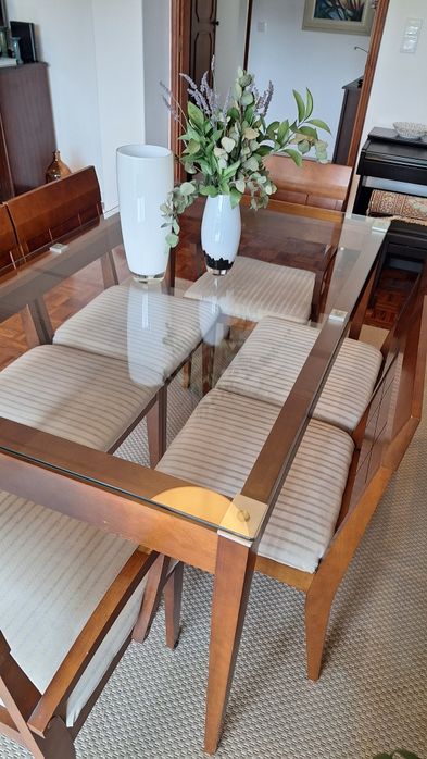 Mesa de jantar e cadeiras em madeira maciça e tampo de vidro