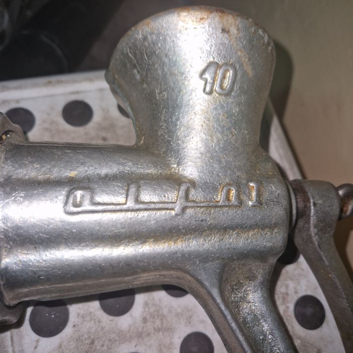 Duza rėczna maszynka do mienia miesa z czasow  prlu