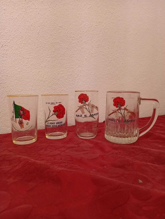 Conjunto raro de copos e caneca comemorativos do 25 de abril de 1974
