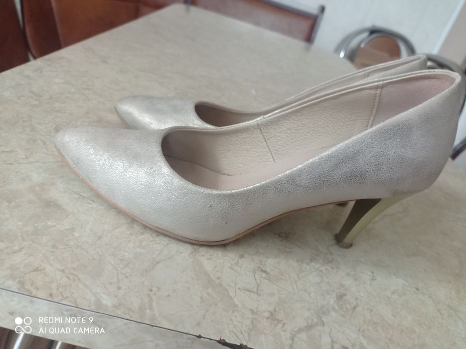 Złote szpilki, czółenka, buty na obcasie