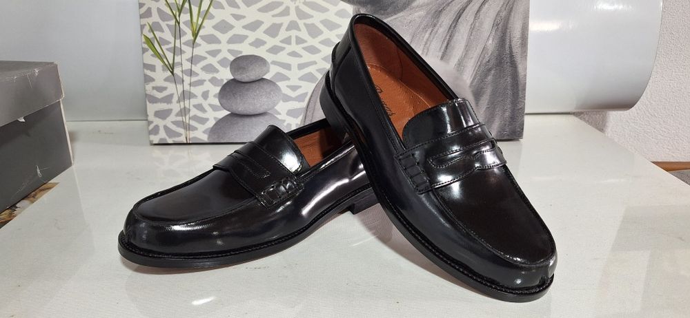 Calçado Homem  em pele e couro ,interior em pele.