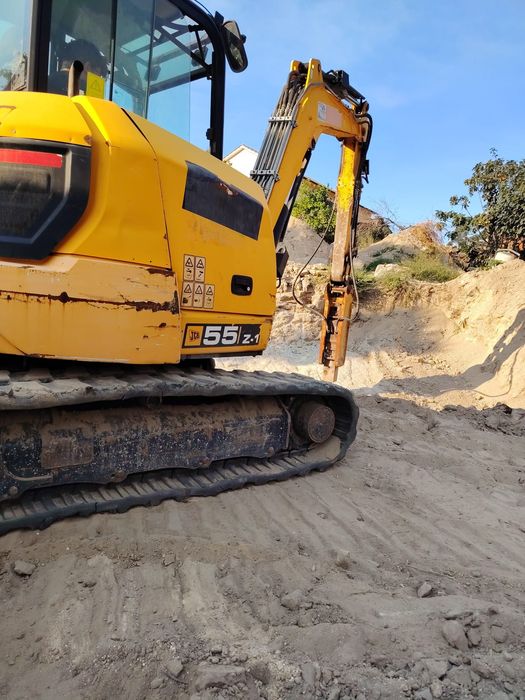 Giratoria Jcb 55z-1 com 4 baldes e martelo hidraulico