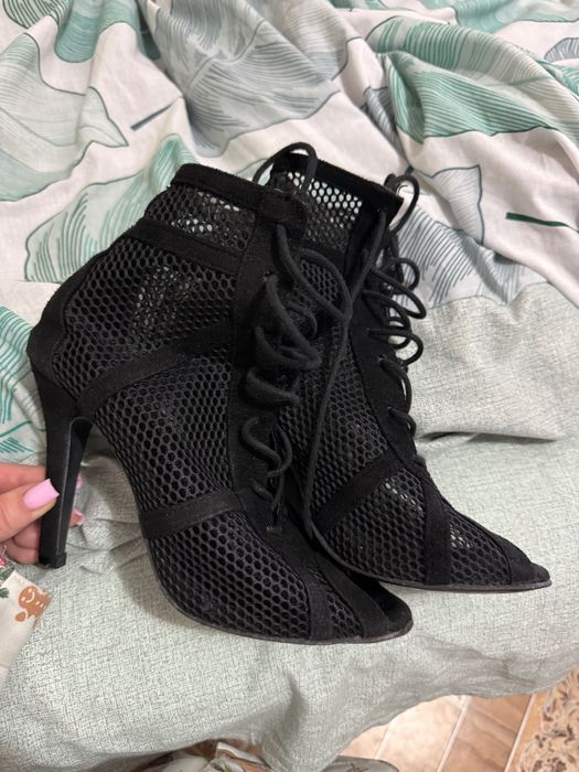 Продам хілси розмір 37 в чорному кольорі стан хороший каблук 11 см