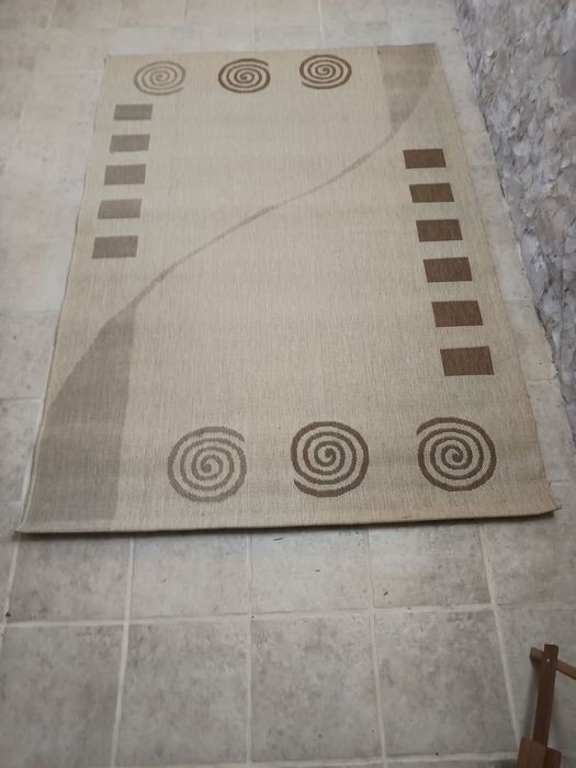 Carpete em tons bege  e castanho