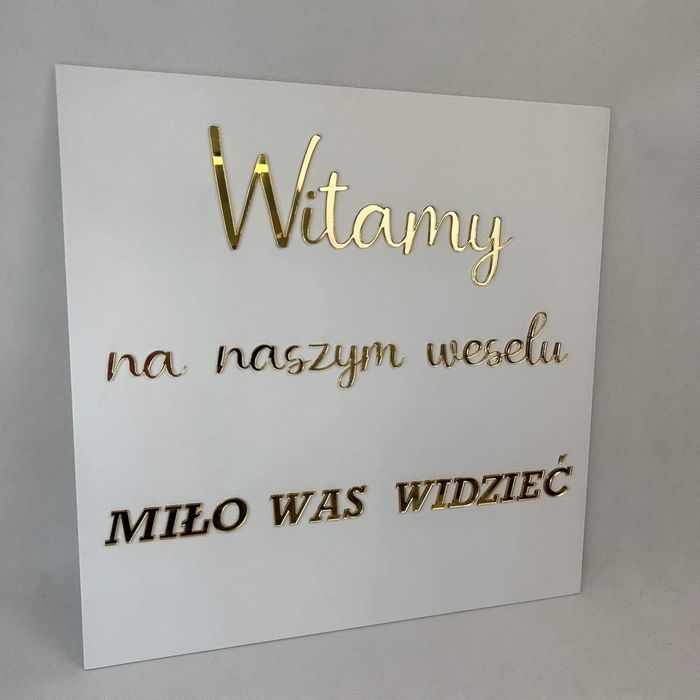 Tablica powitalna ze złotymi napisami