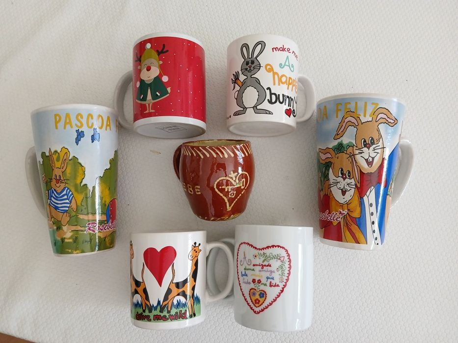 Canecas ou chávenas diversas,  cada uma