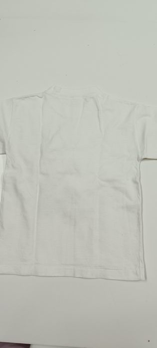 T-shirt branca com bonecos do mar. Tem cavalo marinho a 3D