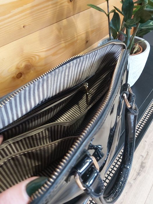 Sprzedam torebkę czarną lakierowaną