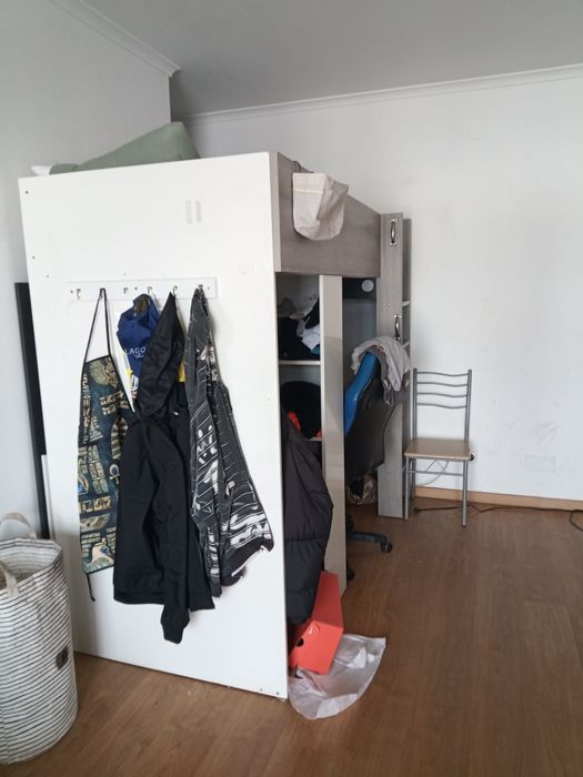 Cama alta com secretária