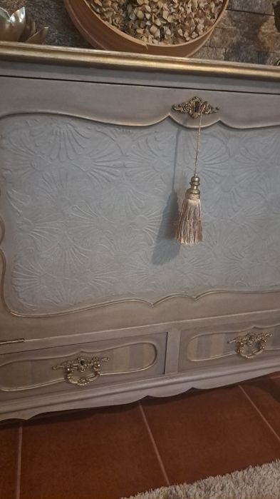 Movel bar ao estilo Queen anne