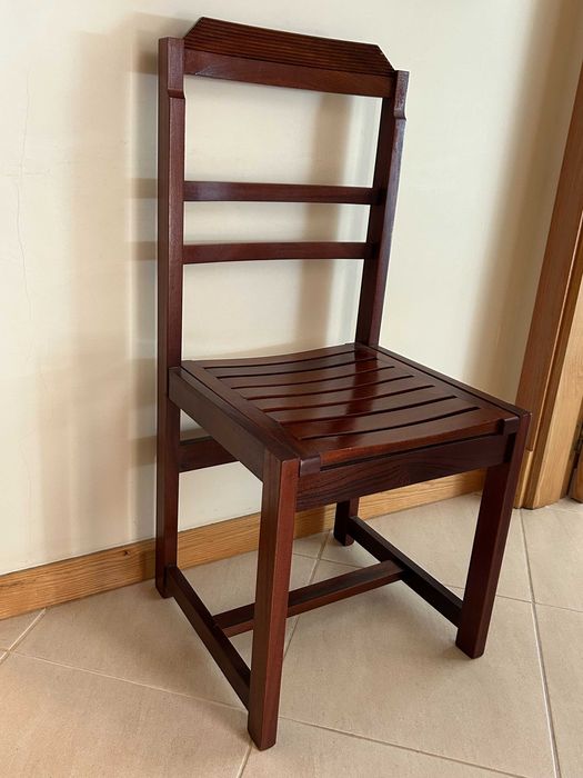 Cadeira em madeira maciça