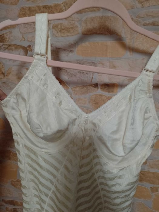 (85D) (38/M) Bogato zdobione Body modelujące z Londynu