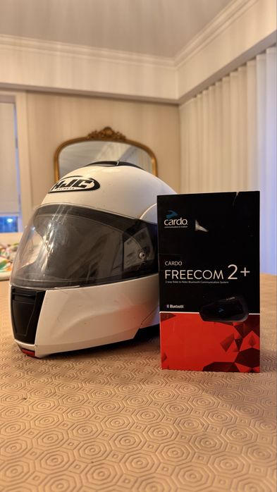 Capacete modular com comunicador