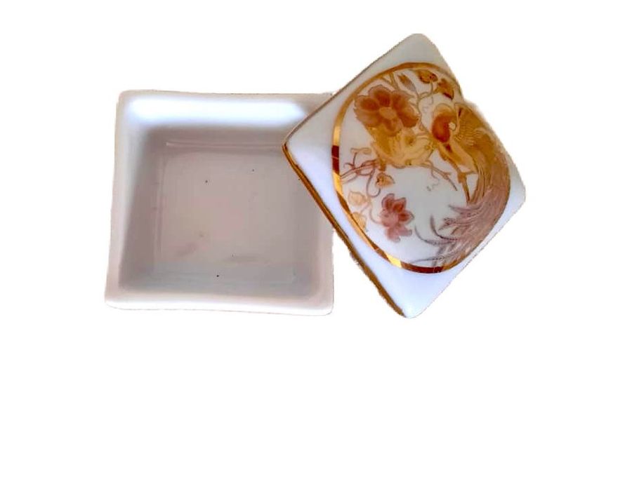 Várias peças porcelana orientais