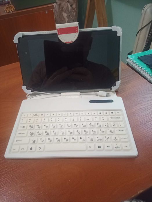 Планшет NEXUS 7 з чохлом клавіатурою .