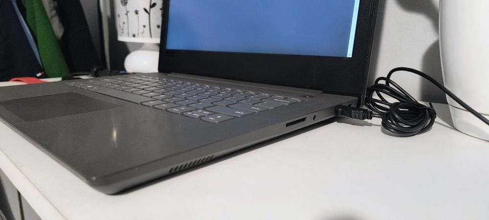Laptop Lenovo V130-14IKB (81HQ00DGPB), i5, M2, Win 10 Pro
