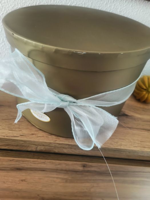 Arranjo de flores desidratadas com velas