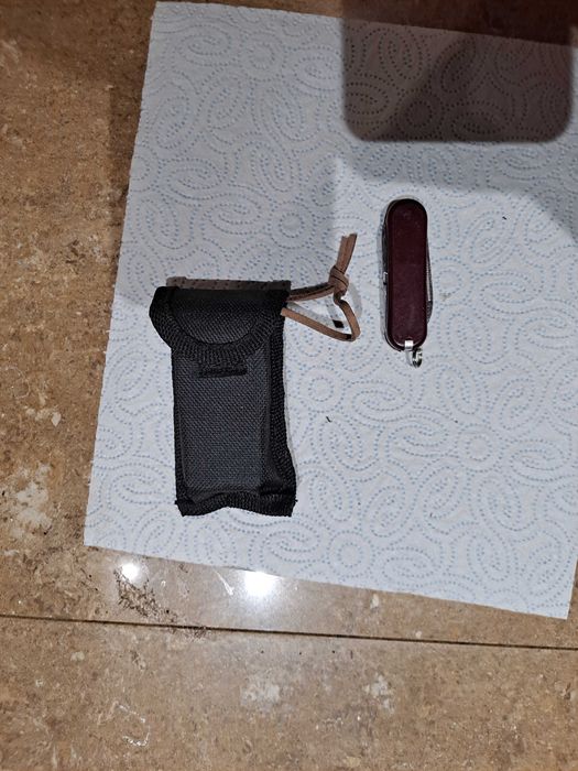 Zestaw dwóch scyzoryków, urządzeń wielofunkcyjnych, multitooli.