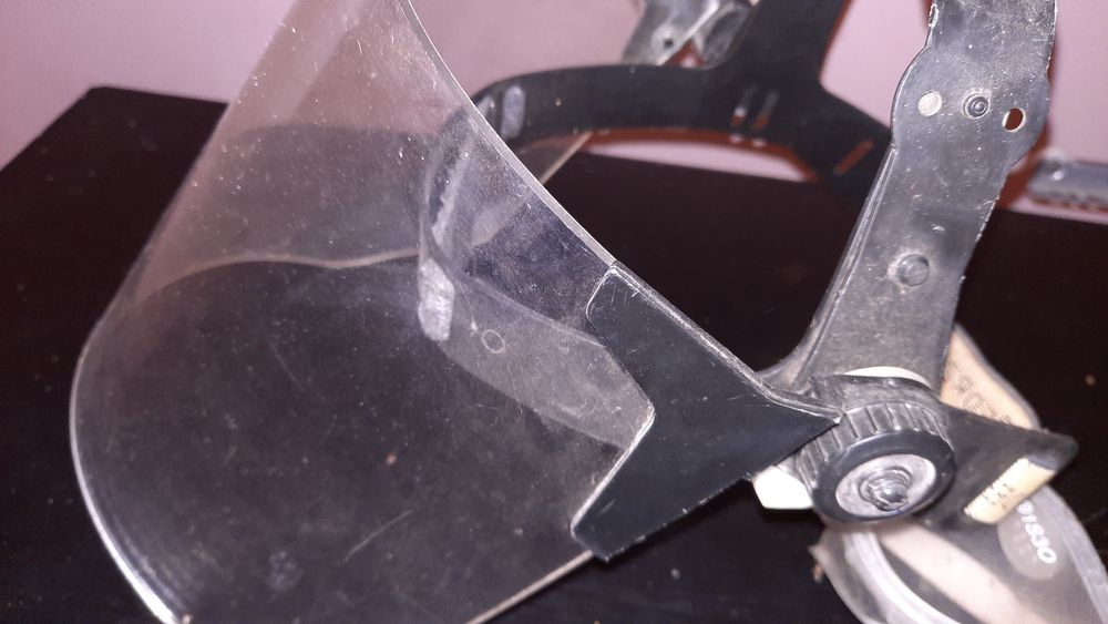 Osłona twarzy lekka i nie paruje regulacja kąta , super praktyczne do