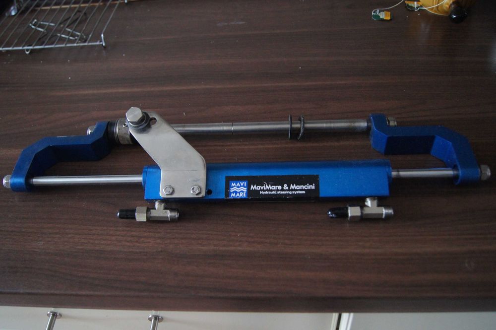 Siłownik MAVI MARE do silników zaburtowych mocy do 80 km